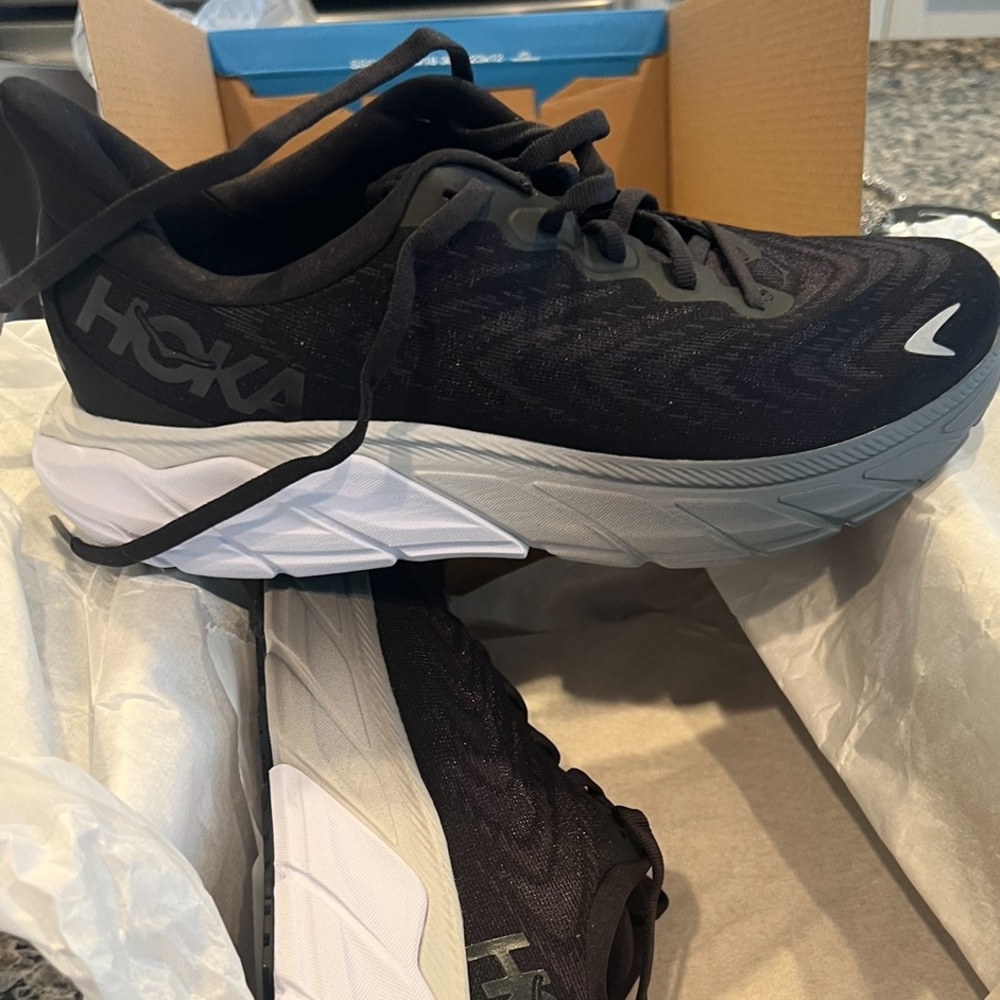 NWT Arahi 6 Hokas